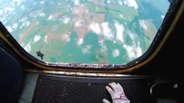 Skydiver Guarda Attentamente Fuori Dall Aereo Stimare Altezza Uomo Vuole — Video Stock