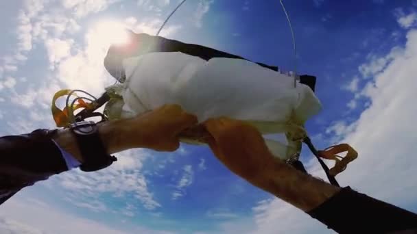 Parachutiste Expérimenté Prend Des Mesures Avec Des Détails Parachute Réserve — Video