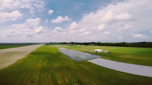 Ervaren Skydiver Landt Snel Direct Het Water Naar Weide Mens — Stockvideo