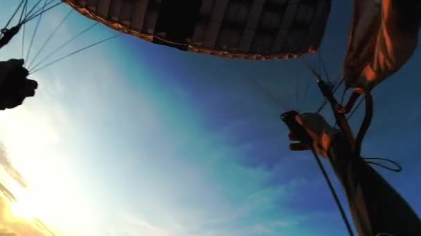 Paracaidista Experimentado Comprueba Las Líneas Anclajes Para Vuelo Seguro Cómodo — Vídeo de stock