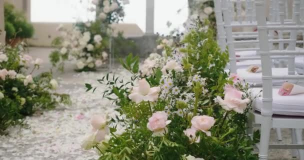 Fleurs Lumineuses Comme Ruelle Pour Mariée Marié Marchant Dans Galerie — Video