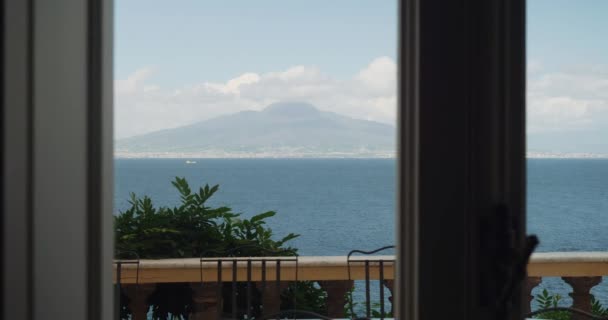 Vulcão Nebuloso Distante Vesúvio Vista Varanda Quarto Hotel Luxo Sorrento — Vídeo de Stock
