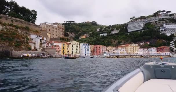 Barca Vela Boe Città Costiere Piedi Della Montagna Bagnata Dal — Video Stock