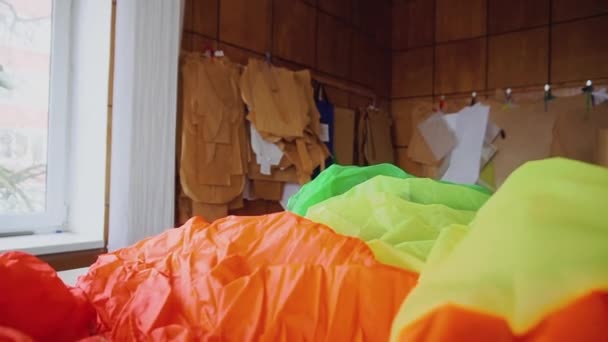 Zmačkané Světlé Nylonové Tkaniny Stole Dílně Výrobu Padáků Šicí Materiál — Stock video