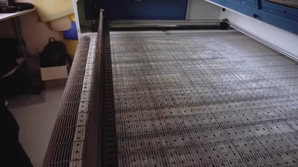 Permukaan Kosong Dari Mesin Pemotong Kain Dalam Penutupan Bengkel Produksi — Stok Video