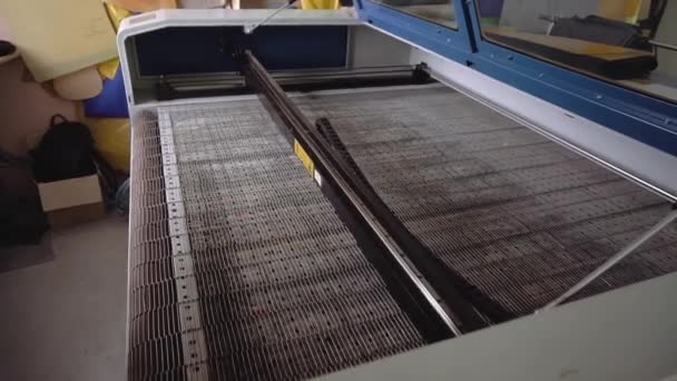 车间密闭中织物激光切割机上带橡皮筋的工作面和运动杆件 自动化制造技术 — 图库视频影像