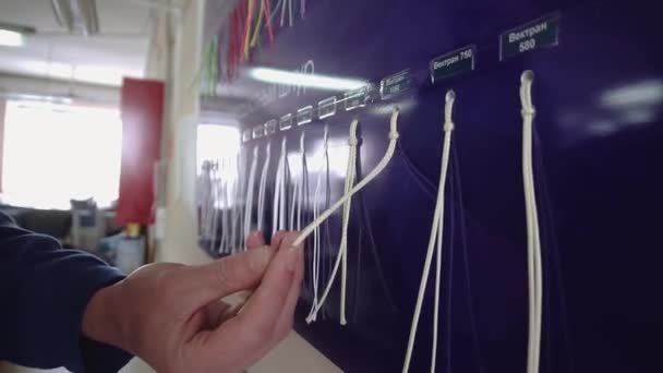 Homem Toca Amostra Rendas Cabo Trançado Paraquedas Pendurado Exibição Oficina — Vídeo de Stock