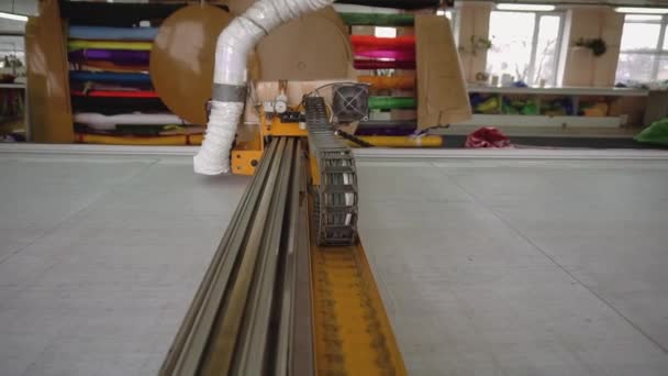 織物切断機のホットナイフは ワークショップの閉鎖で布シートで動作します 現代の工場での自動製造技術 — ストック動画