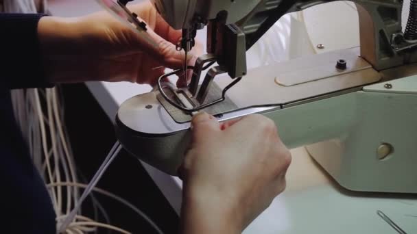 Seamstress Costura Laços Brancos Com Máquina Ferramenta Oficina Produção Paraquedas — Vídeo de Stock