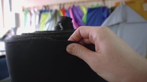 Homem Mão Toca Tecido Grosso Preto Rolo Costura Oficina Closeup — Vídeo de Stock
