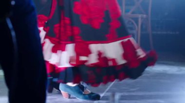Canlı Traje de Flamenca 'lı kadın sahnede bacak bacak dans hareketleri gösteriyor. Geleneksel balon etekli kadın kulüpte flamenko dansı yapıyor.