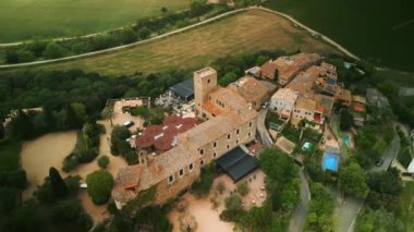 Castell d Emporda Otel kompleksi. Yeşil tarlaların yanında eski kilise havadan manzaralı. Unutulmaz düğün partisi için ünlü İspanyol mekanı.