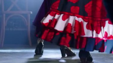 Sahnede geleneksel Traje de Flamenca dansı yapan kadınlar. Renkli balon etekli bayan dansçılar halk festivalinde flamenko yapıyorlar.