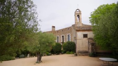 Castell d Emporda Otel kompleksinde çan kulesi olan eski bir manastır. Turistlerin ve çiftlerin aşık olduğu eşsiz tarihi mimari anıt.