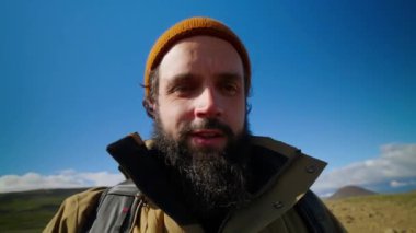 Gezgin adam yürüyüş sırasında kişisel blog için video kaydeder. Sakallı adam seyahat blogcusu izleyicilere internet üzerinden gezi özelliklerini açıklıyor