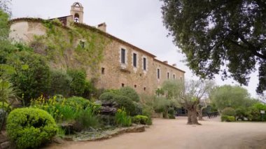 Castell d Emporda Oteli, yeşil bahçenin arasındaki klasik taş cephe. Romantizm büyüsüyle antik şatoyu günümüz turistler için tasarlamışlar.