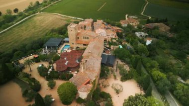 Castell d Emporda Oteli. Hava sahalarının arasında kilise ve avlu var. Düğün merasimi için romantik İspanyol mekanı