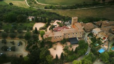 İspanyol kırsal manzaralı tarihi mimari kompleksi Castell d Emporda. Lüks düğün partisi için büyülenmiş romantik bir yer