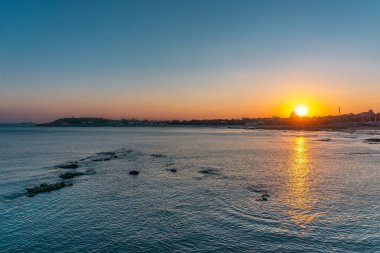 Günbatımı ve deniz seviyesi manzarası