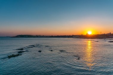 Günbatımı ve deniz seviyesi manzarası