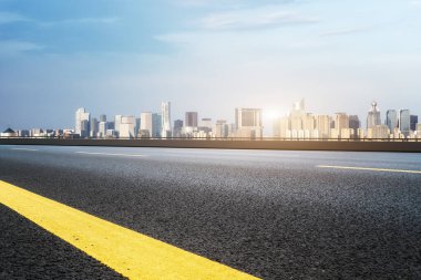 Şehir yolu ve modern mimari