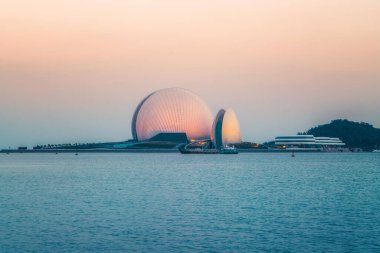 Zhuhai kıyı şeridi Riyuebei Büyük Tiyatrosu mimari manzarası