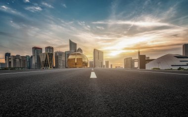 Çin 'deki modern ticari binalar boyunca boş asfalt yol.