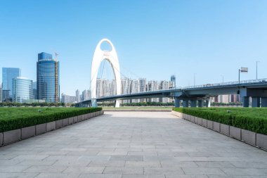 Liede Köprüsü ile kentsel mimari manzaranın ufuk çizgisi Çin 'in Guangzhou kentindeki Pearl Nehri üzerinden geçen bir köprüdür.