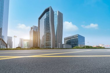 Şehir yolu ve modern mimari