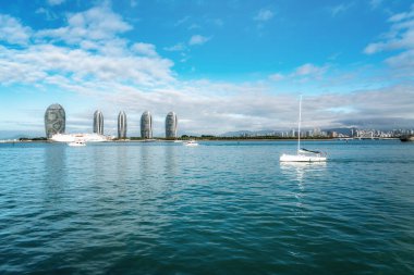 Sanya Adası manzarası ve modern mimarisinin hava fotoğrafçılığı