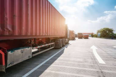 Karayolu dinlenme alanında büyük bir konteyner kamyonu var.