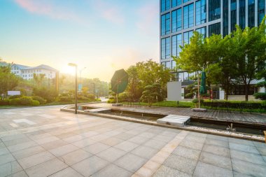 Şehir meydanı ve modern yüksek binalar, Jinan CBD, Çin.