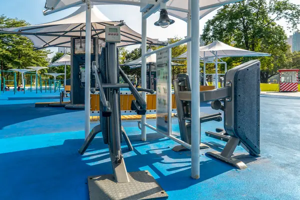 Kamu Parkındaki Spor Malzemeleri