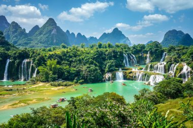 Guangxi, Çin 'deki güzel ve görkemli Detian Şelalesi