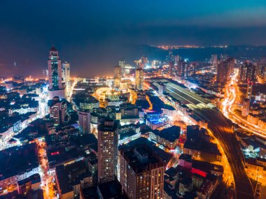 Qingdao kentsel mimarisinin havadan çekilmiş fotoğrafı.