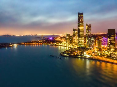 Geceleri Qingdao şehir manzarasının hava fotoğrafçılığı