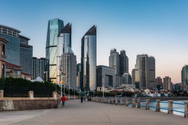 Qingdao Şehir Caddesinin yüksek binalı manzarası