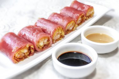 Çin Çin usulü abur cubur, kırmızı pirinç.