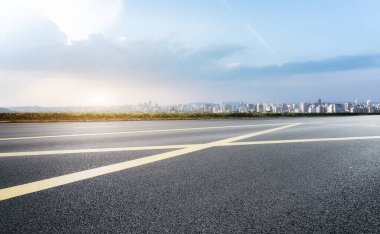 Şehir yolu ve modern mimari