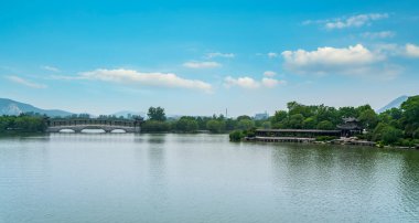 Xuzhou 'daki Yulong Gölü' nün güzel manzarası.