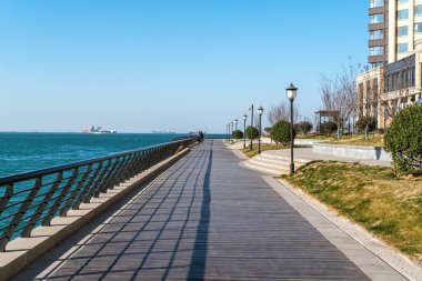 Deniz ve şehir üzerinde gezinti