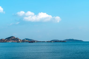 Qingdao 'daki Laoshan bölgesinin kıyı manzarası.