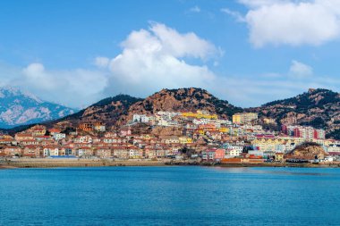 Qingdao 'daki Laoshan bölgesinin kıyı manzarası.