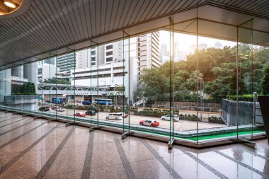 Şehir manzarasına geniş cam pencerelerden bak.