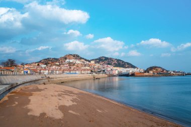 Qingdao 'daki Laoshan bölgesinin kıyı manzarası.