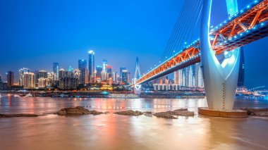 Chongqing gece görüşü ve mimari manzara silüeti