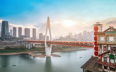 Chongqing gece görüşü ve mimari manzara silüeti