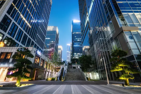 Şehir meydanı ve modern yüksek binalar, Jinan 'ın gece manzarası.,