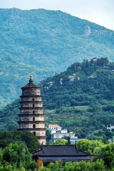 stock image Lianyungang Huaguoshan Lake and Temple Pagoda