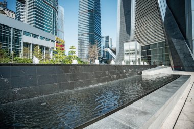 Kentsel modern ofis binalarının sokak manzarası